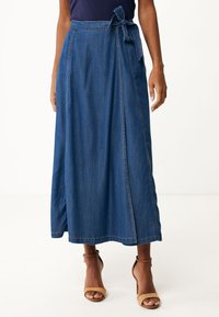 Denimová zavinovací sukně v tmavě modré barvě, s tkaničkou v pase, bočními švy a volným siluetou. Hladká textura s čistým šitím.