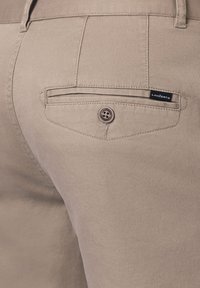 Khaki spodnie z tylną kieszenią z zapięciem na guzik oraz naszytą metką. Materiał ma delikatną teksturę i trwały splot.