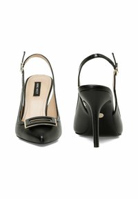Črne usnjene slingback štikle s koničastim nosom, zlate zaponke in stiletto peto. Gladka tekstura in prefinjen dizajn.