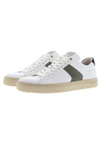 Las zapatillas de piel blanca presentan un acento de ante verde y una suela de goma texturizada. Diseño con cordones, con una media suela beige y una pestaña en el talón negra.