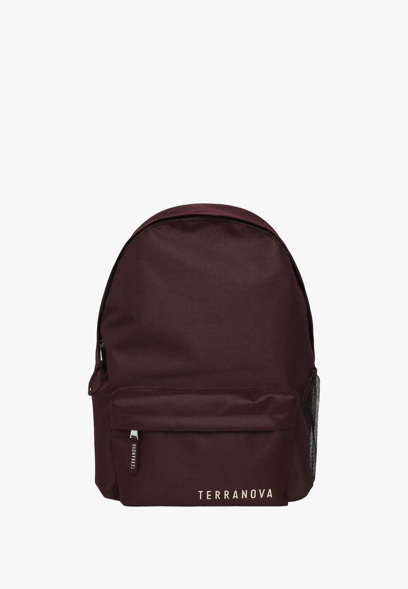 Bordowy plecak wykonany z wytrzymałego materiału, z przednią kieszenią, siateczkową kieszenią boczną oraz logo marki na dole. Gładka tekstura.