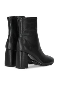 Stivaletti in pelle nera con una texture liscia, robuste tacchi a blocco e una chiusura con zip sul retro per un facile indossamento.