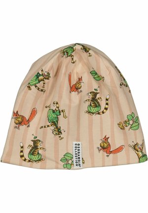 Beige stribet hue med illustrationer af katte i grønne outfits og røde egern, der holder nødder, med en hvid label med mærketekst.
