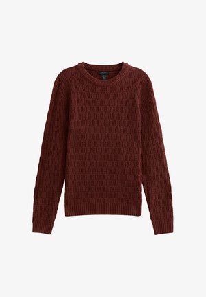 Bordowy sweter z dzianiny o fakturowanym, warkoczowym wzorze. Posiada okrągły dekolt i długie rękawy, wykonany z miękkiego, przytulnego materiału.