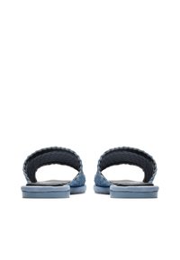 Paire de sandales bleu tissées à enfiler avec semelles plates vues de dos sur un fond blanc.