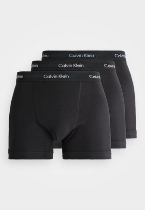 Pack de tres boxers de algodón negro, con una suave cinturilla elástica que presenta el logo "Calvin Klein", textura lisa y diseño de longitud media.