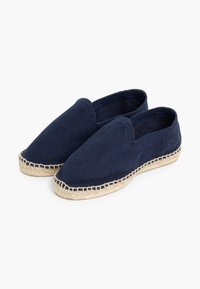 Mørkeblå espadriller med overdel i tekstureret stof, jutesål og syede detaljer langs kanten. Slip-on design uden snørebånd.