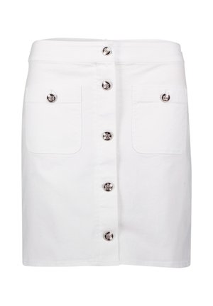 Witte denimrok met een sluiting aan de voorkant met knopen, twee opgestikte zakken en zilverkleurige knopen. Rechte snit met een nette zoom.