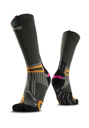 Donkergrijze sportsokken met oranje, roze en zwarte accenten, geribbelde structuur en versterkte teen- en hielzones, getoond vanuit zij- en achteraanzichten.