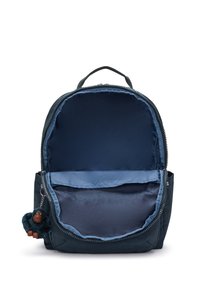 Zaino blu navy con chiusura a zip; presenta una tasca interna e un portachiavi a forma di scimmietta in peluche attaccato. Tessuto morbido e texture.