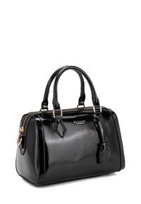 Borsa a mano in pelle verniciata nera lucida con due manici, zip dorata e un'etichetta decorativa appesa di lato.