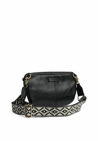 Borsa a tracolla in pelle nera con finitura texture, dotata di una tracolla regolabile a motivo in nero e crema, e dettagli in ottone.