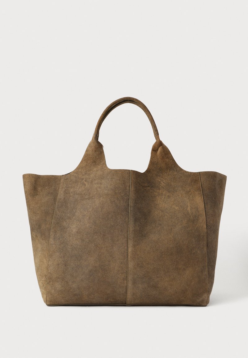 Geantă tote din piele întoarsă maro, cu două mânere rotunjite, deschidere superioară și părți laterale ușor conice. Prezintă cusături vizibile și o textură moale.