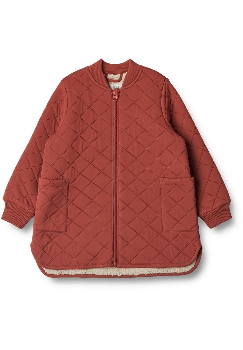 Quiltet rustfarvet børnejakke med forlommer, ribstrikkede manchetter, krave og fuld lynlås, foret med cremefarvet fleece.