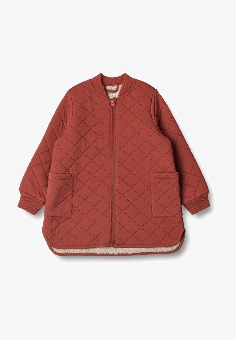 Gequilted roestkleurige kinderjas met voorzakken, ribgebreide manchetten, kraag en volledige ritssluiting, gevoerd met roomkleurige fleece.