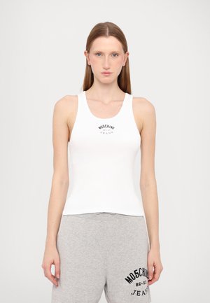 Weißes, geripptes Tanktop mit rundem Halsausschnitt und schwarzem, bedrucktem "Moschino Jeans"-Logo in der Mitte, kombiniert mit grauen Sweatpants mit schwarzen Akzenten.