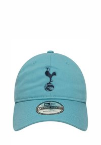 Helles blauer Stoffcap mit aufgesticktem dunkelblauem Logo eines Hahns auf einem Fußball. Verstellbarer Riemen hinten.