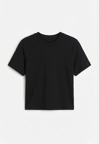 Μαύρο μπλουζάκι με κοντά μανίκια και στρογγυλή λαιμόκοψη, απλό σχέδιο, απλωμένο επίπεδα σε λευκό φόντο.