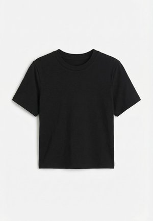 Μαύρο μπλουζάκι με κοντά μανίκια και στρογγυλή λαιμόκοψη, απλό σχέδιο, απλωμένο επίπεδα σε λευκό φόντο.