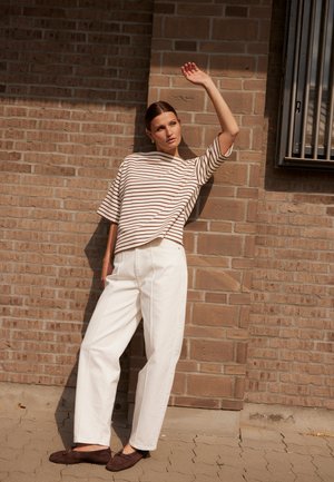 Soaked in Luxury SLINGINA - Trükipildiga T-särk - white and cappucino stripe