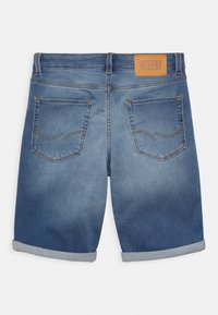 Modré džíny šortky s ohrnutými manžetami, dvěma zadními kapsami a hnědou koženou nášivkou na pase s textem značky.