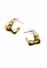 Boucles d'oreilles abstraites couleur or en forme de mains, avec une finition polie et un design incurvé. Elles disposent d'une fermeture à clip pour un port sécurisé.