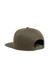 Gorra de béisbol verde oliva con visera plana, cierre ajustable tipo snapback y ojales de ventilación, fabricada con tejido resistente.