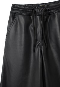 Pantaloni jogger in pelle nera con vita elastica, cordoncino e tasche laterali; texture liscia e vestibilità ampia per il massimo comfort.