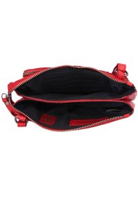 Clutch in pelle rossa con chiusura a zip, dotata di un interno in tessuto nero e doppie compartimenti. Include slot per carte di credito e dettagli in metallo.