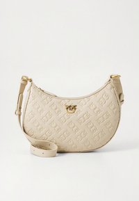 Bēšs plecu soma izgatavota no strukturēta materiāla, ar izliektu formu, reljefainu rakstu un zelta detaļām.