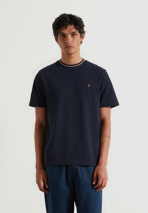 Marineblauwe kortemouw t-shirt van katoen met een ronde halslijn, voorzien van een contrasterende witte rand en een klein oranje logo op de borst.
