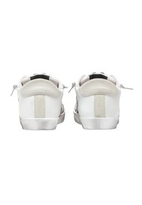 Sneaker bianche con dettagli in suede, caratterizzate da un tallone texturizzato, design con lacci e una striscia a contrasto. Stile minimalista con una finitura liscia.