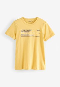 Gelbes Baumwoll-T-Shirt mit kurzen Ärmeln, das einen bedruckten Aufdruck mit "NEW YORK ART DISTRICT" und einer Adresse in Marineblau zeigt.