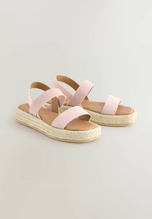 Roze textiel sandalen met twee gekruiste banden, espadrille-stijl jute tussenzool en een platte bruine voetbed. Lichtgewicht en open-teen ontwerp.