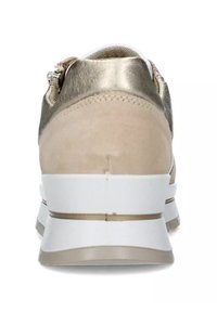 Sneaker beige e oro con finitura scamosciata, dettagli in rete e suola bianca. Presenta un elemento con zip sul retro per una vestibilità facile.