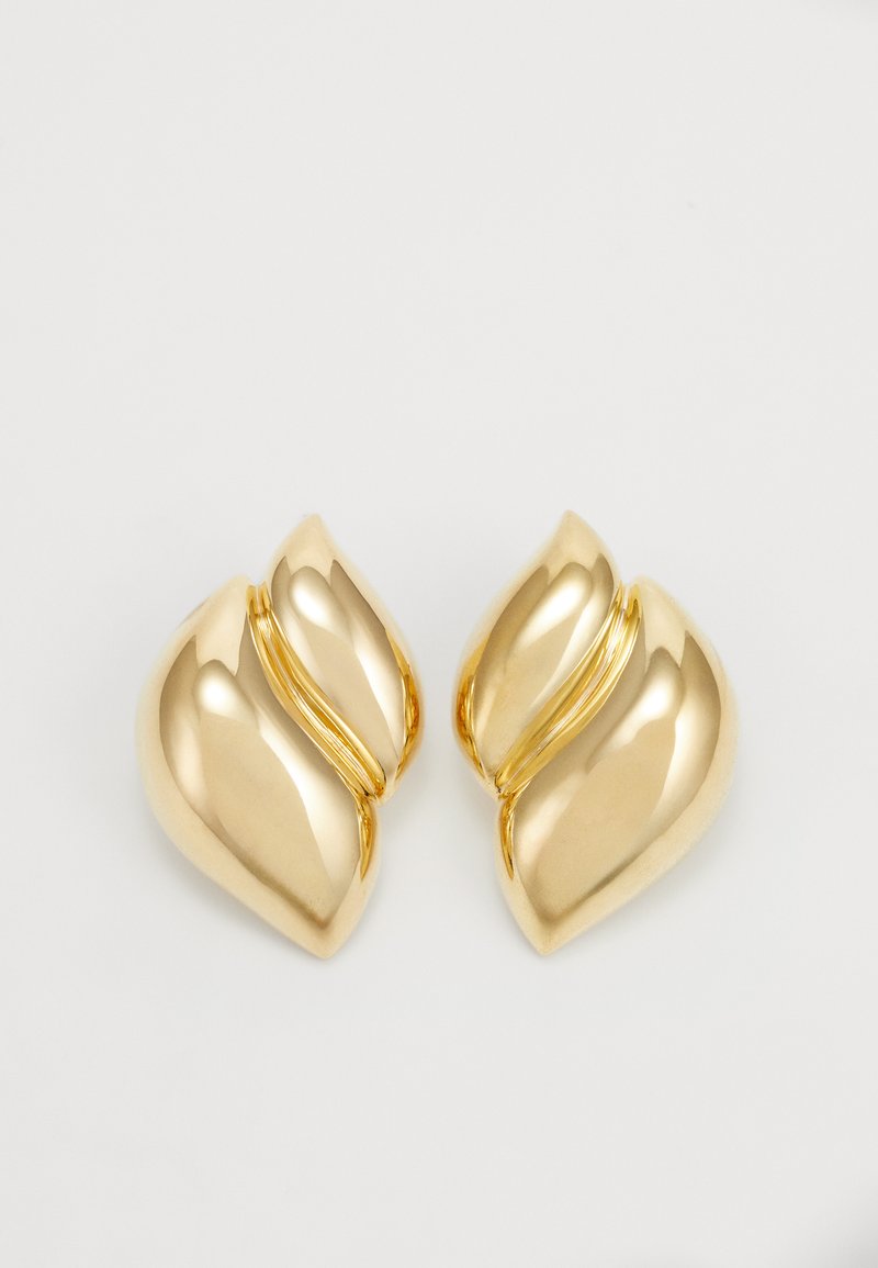Χρυσά σκουλαρίκια με λείο, γλυπτό σχέδιο και στροβιλισμένη λεπτομέρεια. Η καμπύλη τους μορφή και η γυαλιστερή φινίρισμα ενισχύουν την κομψή εμφάνιση.