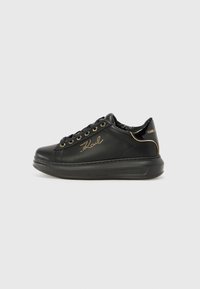 Baskets en cuir noir avec finition texturée, bout rond, accents dorés et lacets. Présente un logo sur le côté et une semelle en caoutchouc épaisse.
