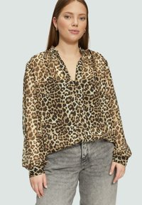Bluse mit Leopardenmuster, langen Ärmeln, V-Ausschnitt und gerafften Schultern. Hergestellt aus leichtem Stoff in Brauntönen und Creme.
