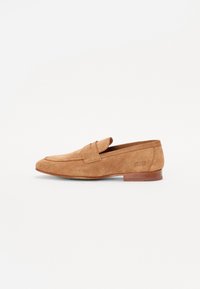 Brązowe zamszowe loafersy z konstrukcją typu slip-on, charakteryzujące się przeszytym noskiem w stylu mokasynowym oraz małym, niskim obcasem. Dyskretne logo na obcasie.