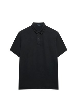 Zwarte katoenen polo met een kraag, korte mouwen en een drie-knopen knoopsluiting. Eenvoudig ontwerp, gladde textuur en geen zichtbare patronen.