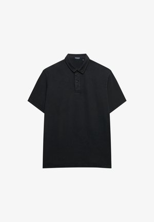 Schwarzes Baumwollpolohemd mit Kragen, kurzen Ärmeln und einer Dreiknopf-Leiste. Einfaches Design, glatte Textur und keine sichtbaren Muster.