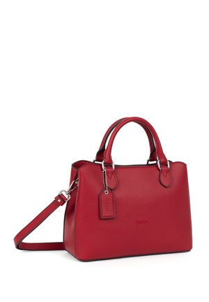 Sac à main en cuir rouge avec deux poignées, bandoulière amovible et une étiquette assortie attachée par une chaîne argentée.