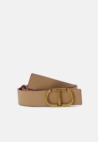 Cintura in pelle beige con una fibbia in metallo dorato a forma arrotondata. L'interno è marcato in un colore borgogna a contrasto.