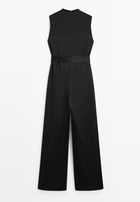 Mouwloze zwarte jumpsuit met wijde pijpen, een tailleband en een ritssluiting aan de achterkant, plat weergegeven op een witte achtergrond.