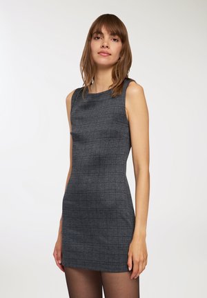 Abito grigio a quadri aderente con scollatura quadrata e senza maniche. Tessuto liscio, lunghezza fino al ginocchio, con dettagli di motivo sottili.