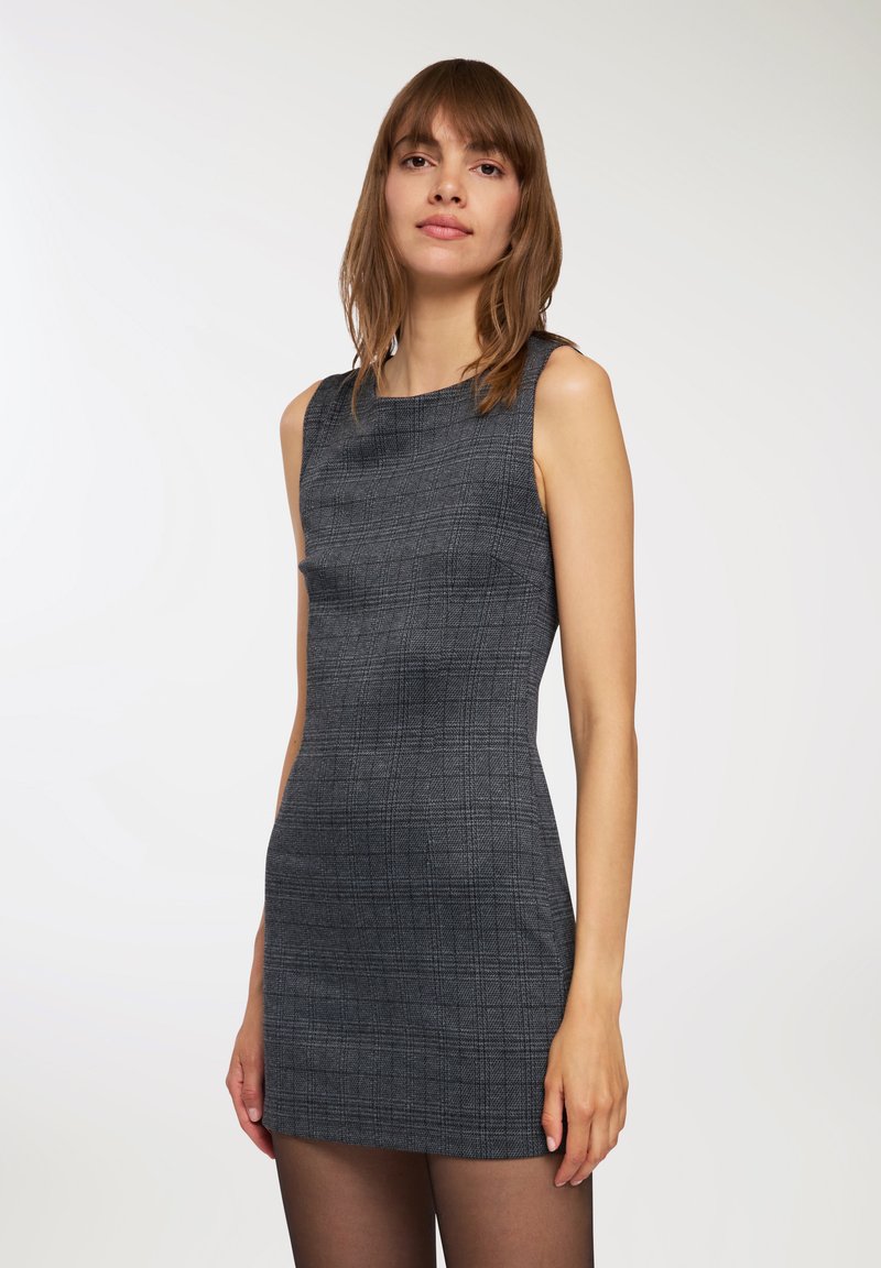 Dopasowana szara sukienka w kratę z kwadratowym dekoltem i bezrękawowym fasonem. Gładka faktura, do kolan, z subtelnymi detalami wzoru.