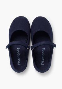 Granatowe płócienne baletki z okrągłym noskiem. Posiadają pasek z metalowym klamrem i miękką, fakturowaną wkładkę.