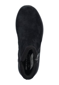 Botín negro de ante hasta el tobillo con una textura suave, acolchado interior, cremallera lateral y detalle del logo en el costado. Plantilla con refrigeración para mayor comodidad.