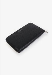 Portafoglio in pelle nera con stampa effetto coccodrillo, chiusura con zip e hardware in tonalità argento. Presenta un logo minimale sulla parte anteriore.