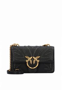 Mala de mão em couro preto com correia em corrente, apresentando bordados intrincados em forma de folhas e um anel decorativo em tom dourado com detalhes de pássaros.